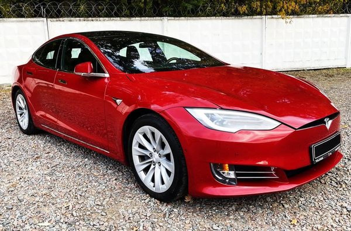 054 Электрокар Tesla Model S красная с водителем oAJX