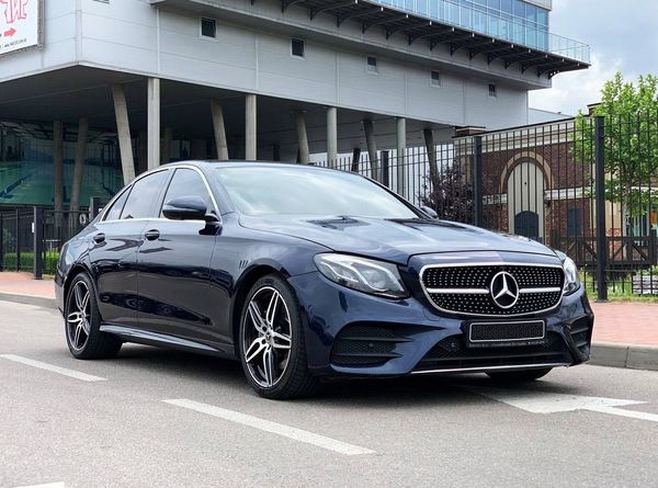 219 Авто на свадьбу Mercedes W213 E220d темно-синий без водителя vaAY