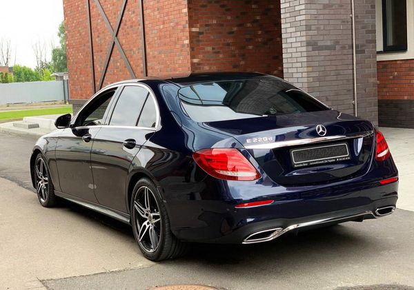 219 Авто на свадьбу Mercedes W213 E220d темно-синий без водителя vaAY