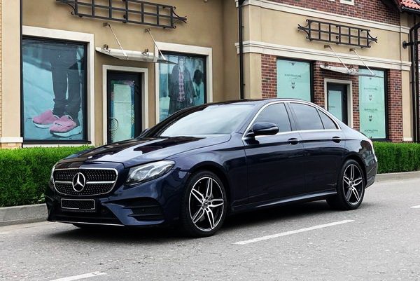 219 Авто на свадьбу Mercedes W213 E220d темно-синий без водителя vaAY