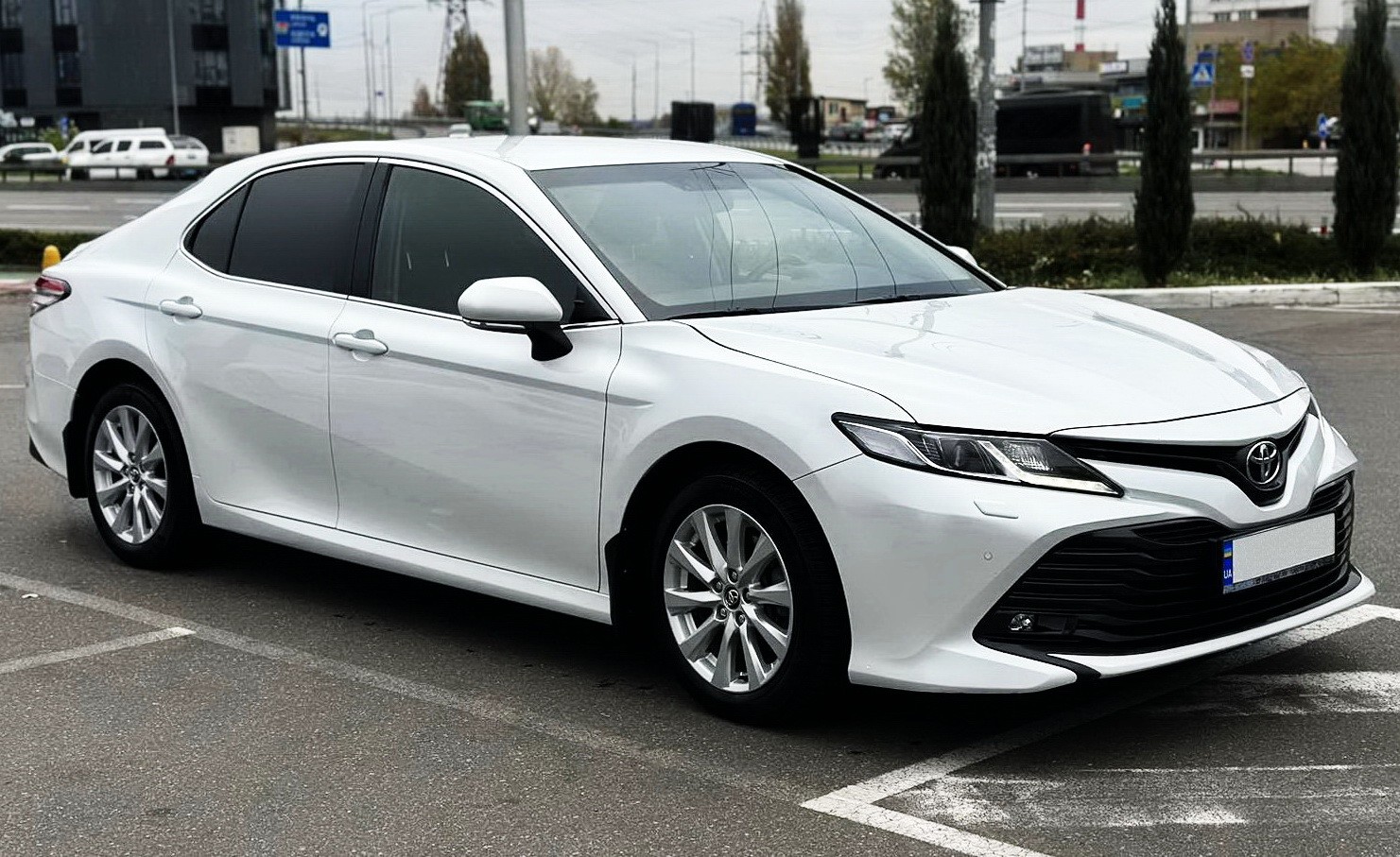 389 Toyota Camry V70 белая авто на свадьбу 3QPv
