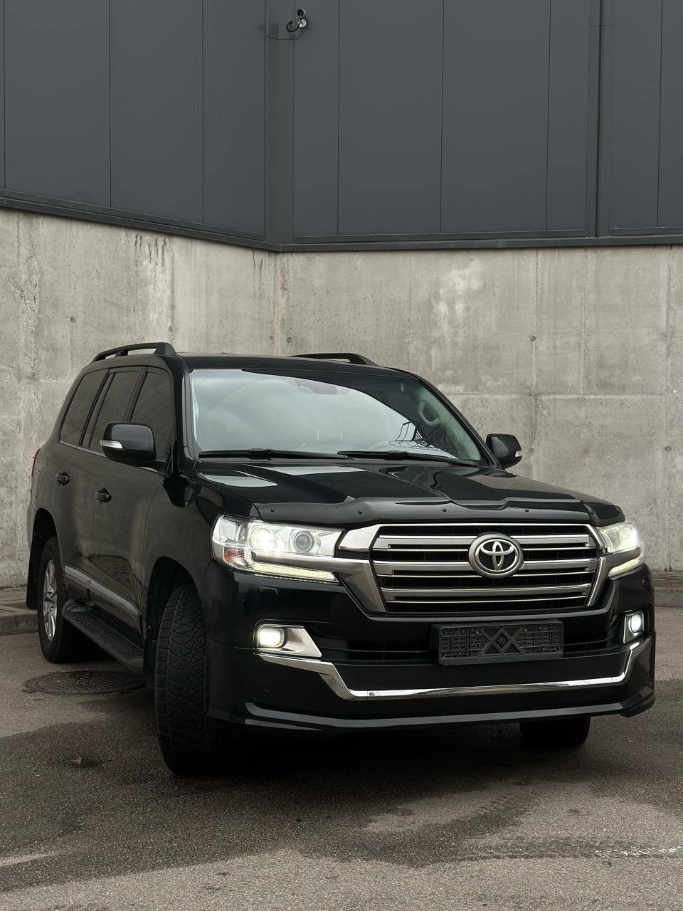 Toyota Land Cruiser 200 LyNA