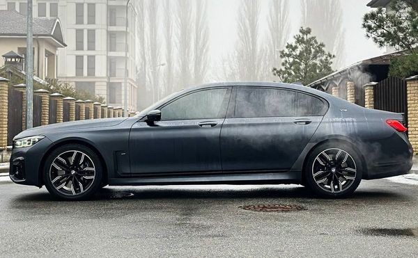 353 BMW M760 LI авто на свадьбу YJxn