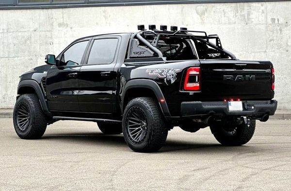 350 Пикап Ram 1500 TRX Mammoth 900 без водителя на съемки JRWz