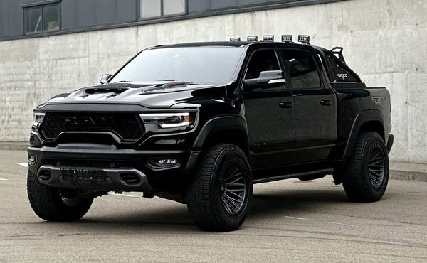 350 Пикап Ram 1500 TRX Mammoth 900 без водителя на съемки JRWz