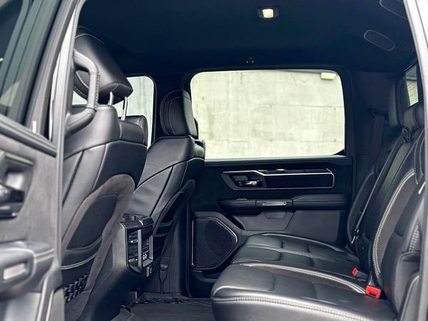 350 Пикап Ram 1500 TRX Mammoth 900 без водителя на съемки JRWz
