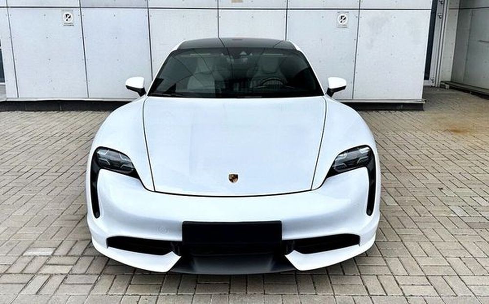 135 Спорткара Porsche Taycan Turbo без водителя 6LYe
