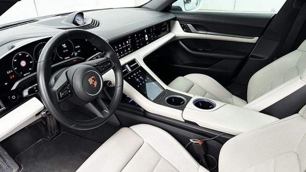 135 Спорткара Porsche Taycan Turbo без водителя 6LYe