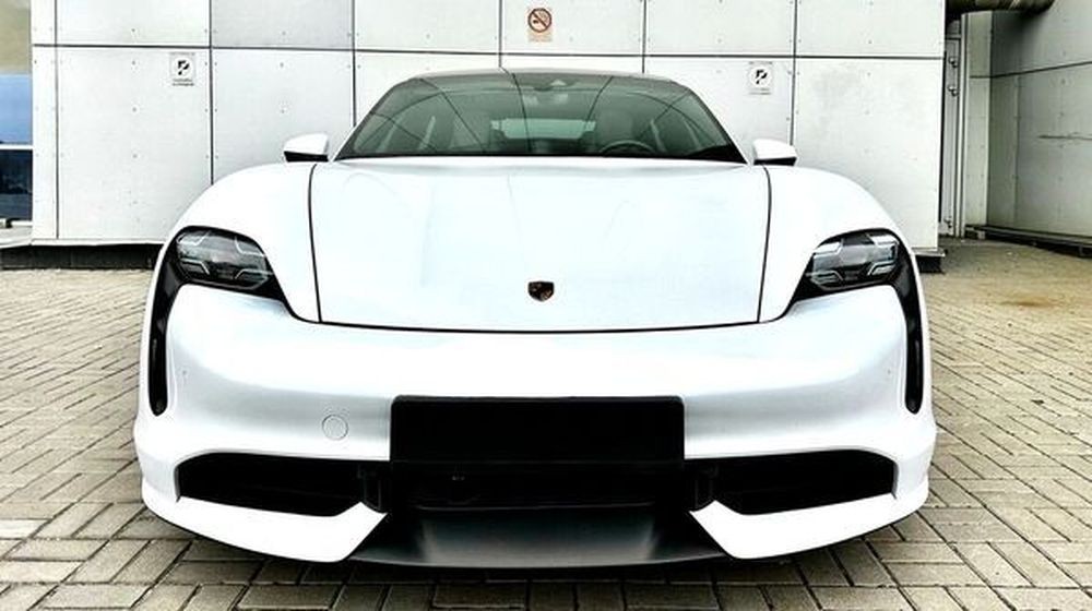 135 Спорткара Porsche Taycan Turbo без водителя 6LYe