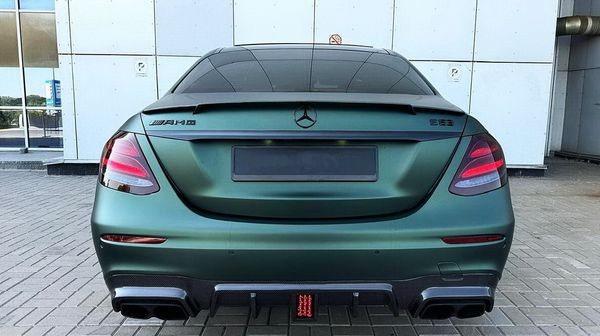 207 Спорткар Mercedes-Benz E63s без водителя yP0V