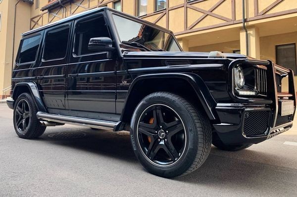 133 Внедорожник Mercedes Benz G63 черный без водителя xKe9