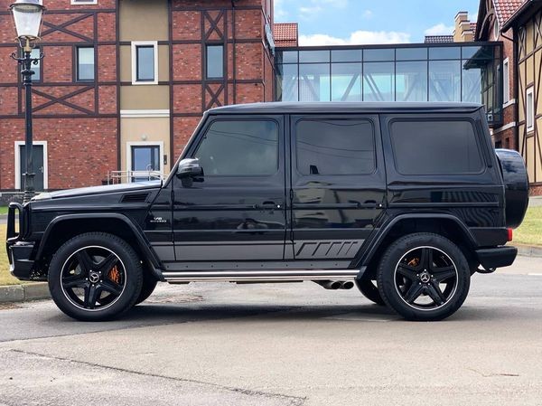 133 Внедорожник Mercedes Benz G63 черный без водителя xKe9