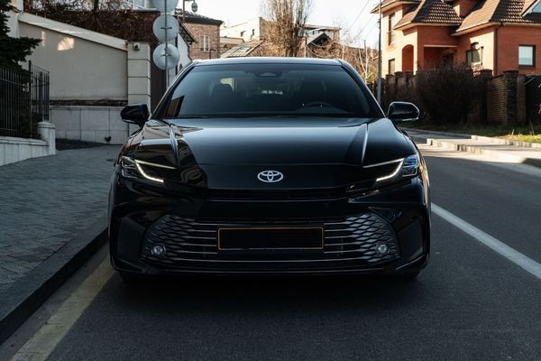 214 Toyota Camry 2025 XV80 с водителем paba