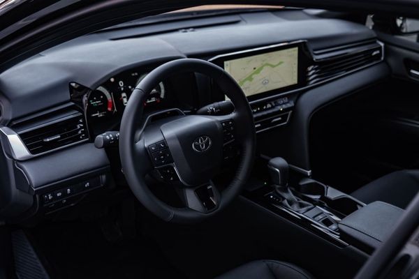 214 Toyota Camry 2025 XV80 с водителем paba