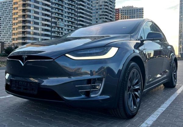 287 Авто Tesla Model X серая без водителя bvYx