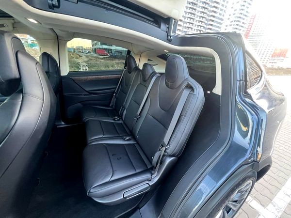 287 Внедорожник Tesla Model X серая с водителем RVY1