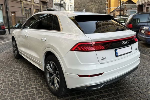 037 Внедорожник Audi Q8 S Line белая заказать на свадьбу LyBR