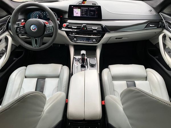 430 BMW M5 F90 Competition на свадьбу съемки без водителя 8LRo
