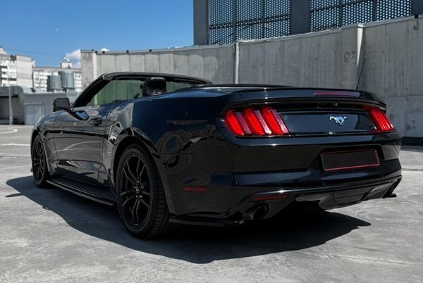 365 Кабриолет Ford Mustang GT черный без водителя yP8D