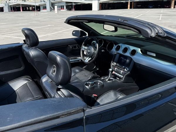 365 Кабриолет Ford Mustang GT черный без водителя yP8D