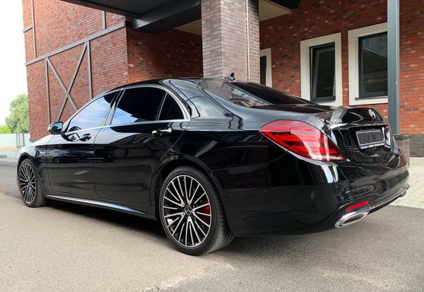 034 Mercedes-Benz S560 AMG 4MATIC W222 Restyling без водителя qZDe