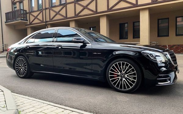 034 Mercedes-Benz S560 AMG 4MATIC W222 Restyling без водителя qZDe