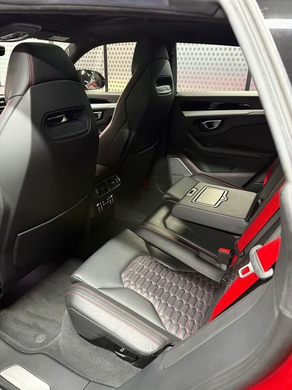 409 Lamborghini Urus без водителя aPke