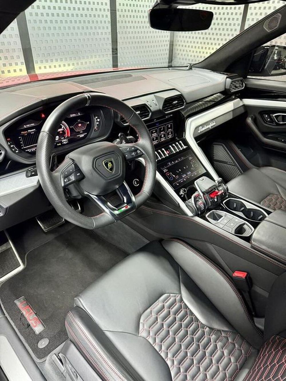 409 Lamborghini Urus без водителя aPke