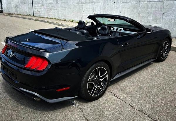413 Кабриолет Ford Mustang GT черный с водителем bvbo