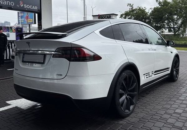 001 Tesla Model X белая электрический внедорожник на свадьбу 8LZb
