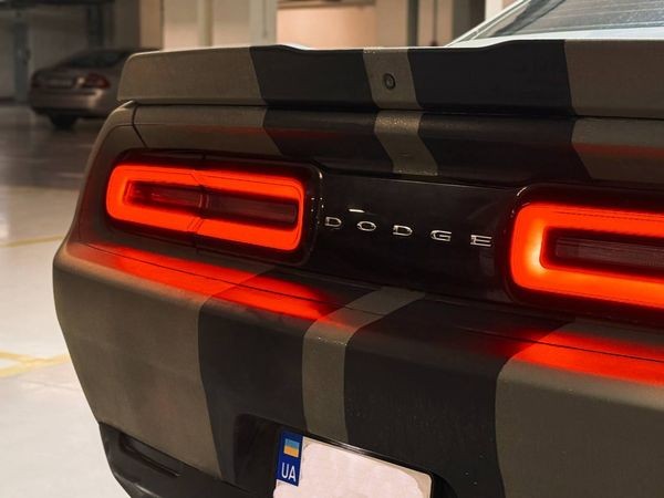 421 Dodge Challenger 3.6 л без водителя для фотосессии wvpK