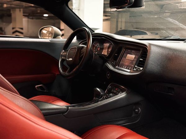 421 Dodge Challenger 3.6 л без водителя для фотосессии wvpK