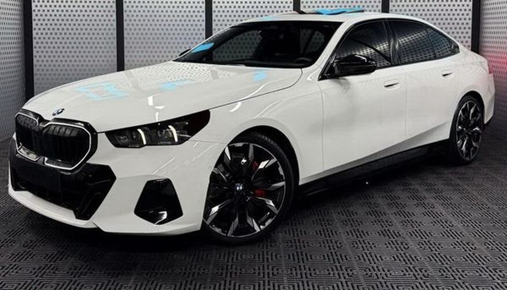 424 BMW 5 G60 белая без водителя ORkJ