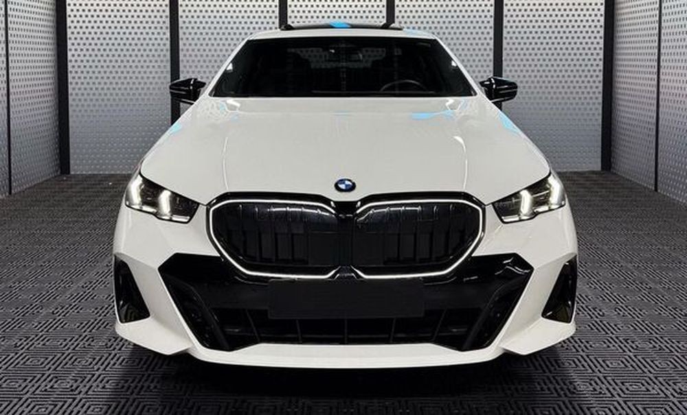 424 BMW 5 G60 белая с водителем X0qe
