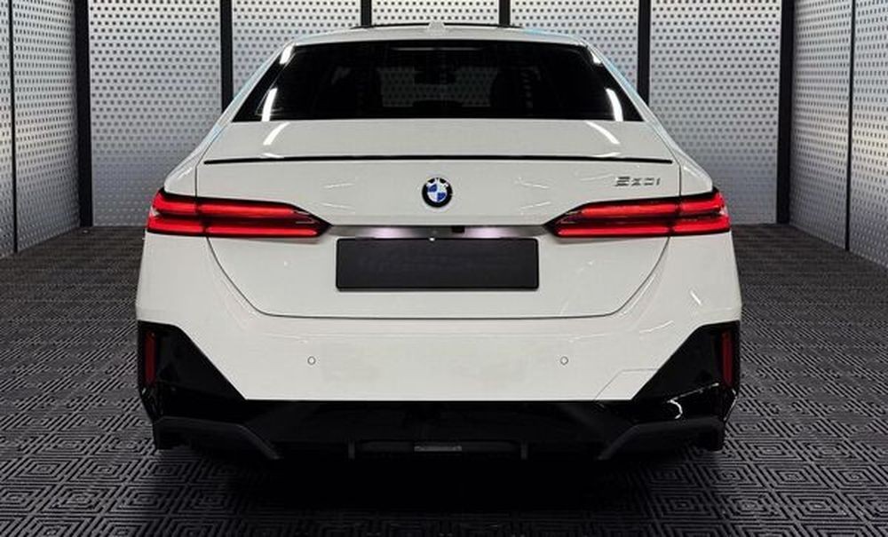 424 BMW 5 G60 белая без водителя ORkJ