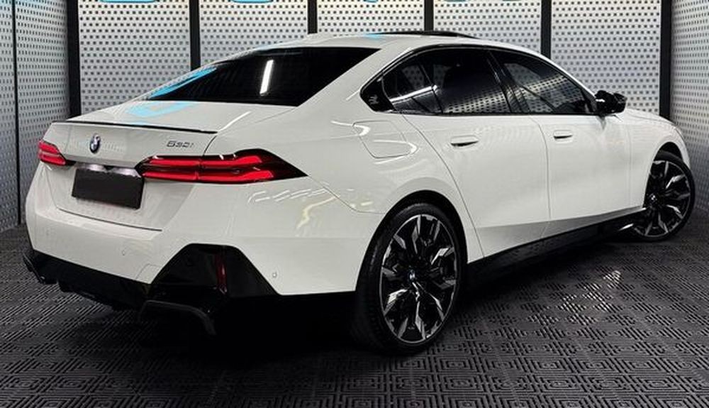 424 BMW 5 G60 белая без водителя ORkJ