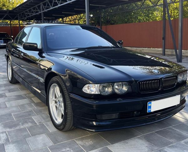 362 Авто BMW 750i E38 черный 2001 года c водителем D6kO