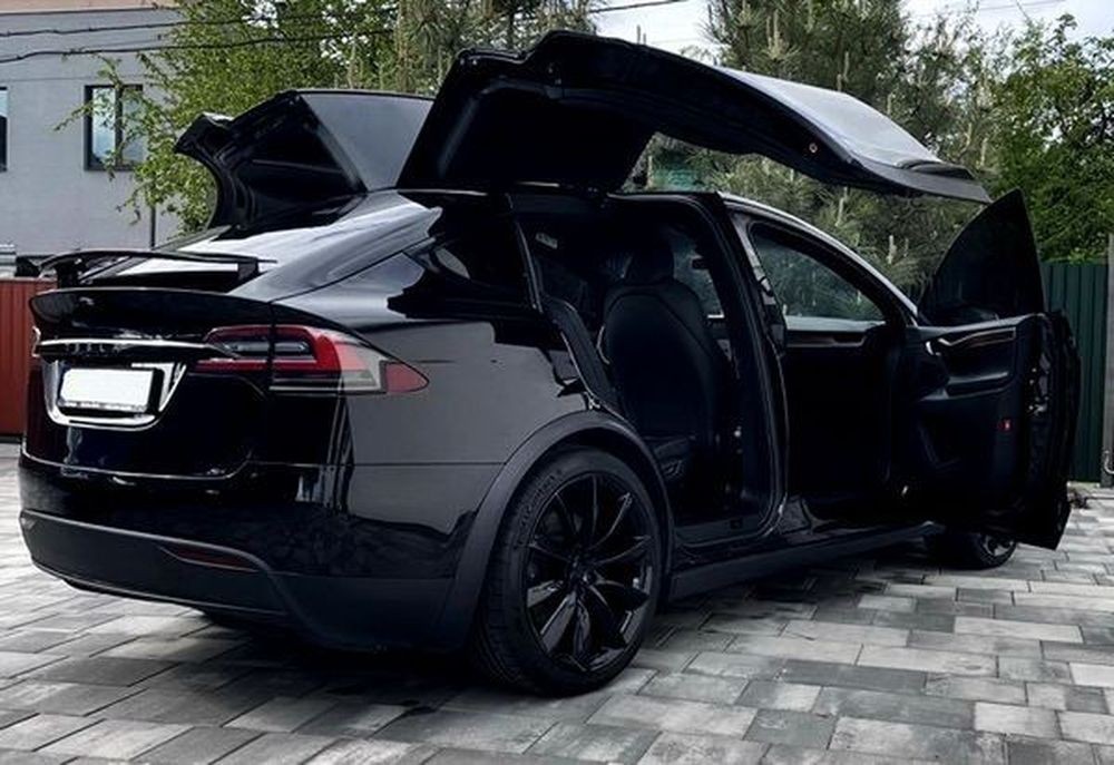 121 Tesla Model X черная без водителя 1Nnq