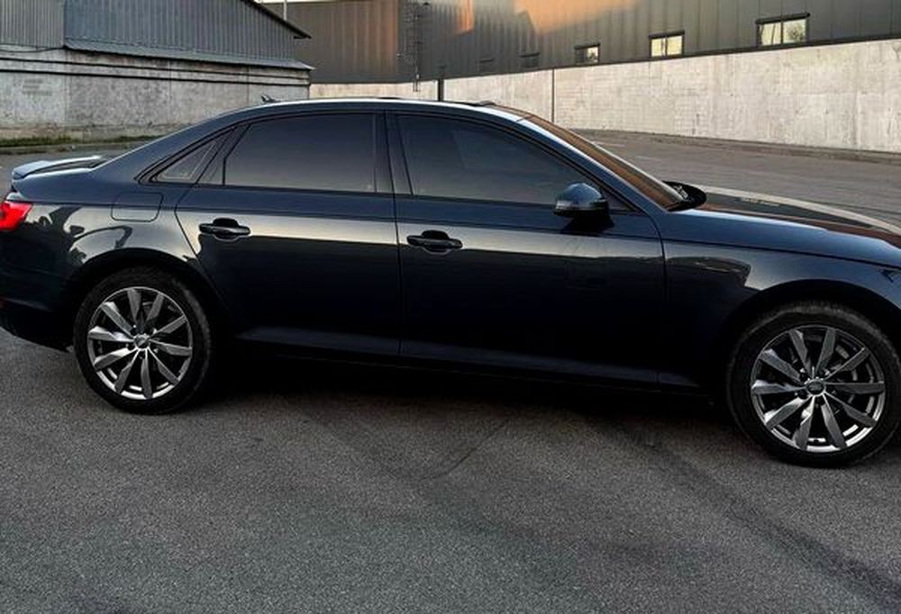139 Авто Audi A4 без водителя JRA4