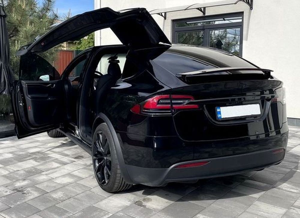 121 Tesla Model X черная с водителем AkNn