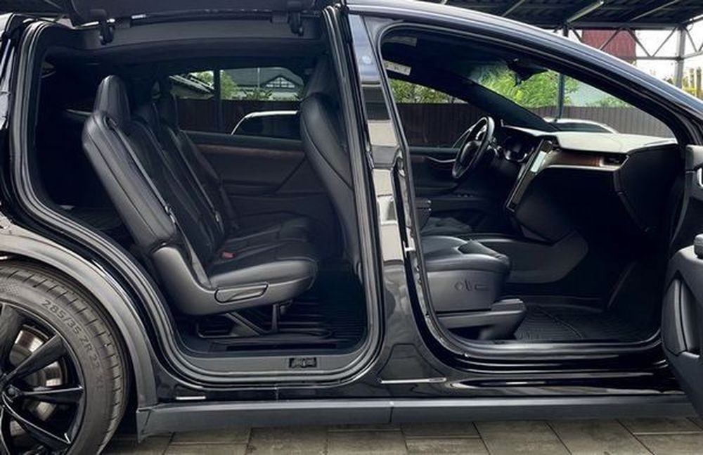 121 Tesla Model X черная без водителя 1Nnq