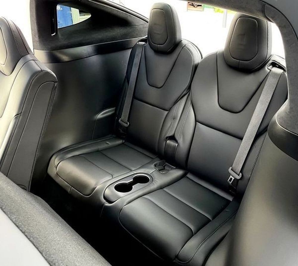121 Tesla Model X черная без водителя 1Nnq