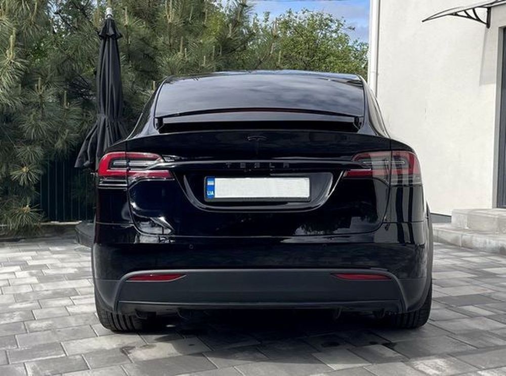 121 Tesla Model X черная без водителя 1Nnq