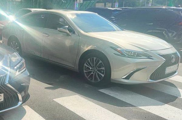 430 Авто на свадьбу Lexus ES 300h золотой с водителем AkNE