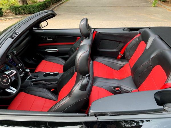 427 Кабриолет Ford Mustang GT 5.0 черный без водителя Pmke