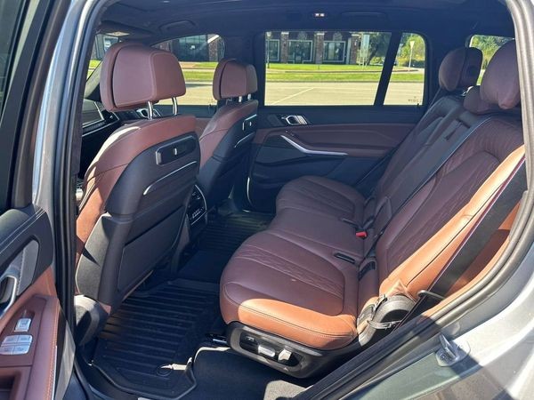265 BMW X7 40D 2024 серый внедорожник с водителем на свадьбу MrBY
