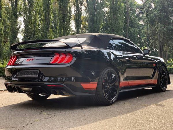 427 Кабриолет Ford Mustang GT 5.0 черный без водителя Pmke