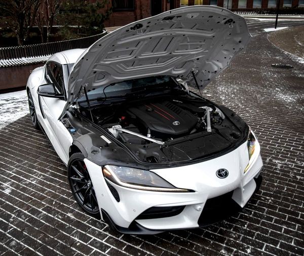 259 Toyota Supra 3.0 белый с водителем ZE9m