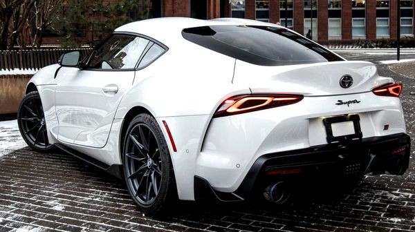 259 Toyota Supra 3.0 белый без водителя ragD