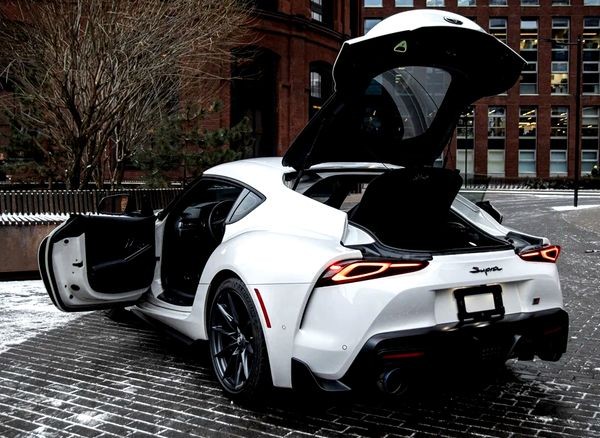 259 Toyota Supra 3.0 белый с водителем ZE9m